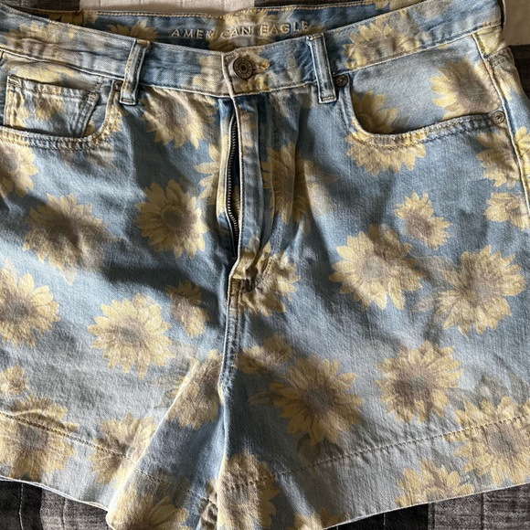 American Eagle Sunflower Mom Short - Picture 6 of 6
